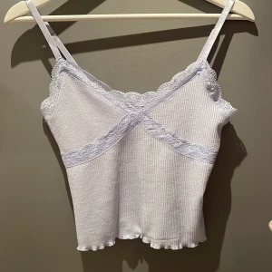 Somrig topp - Aldrig använd (prislappen kvar), nypris 99kr
