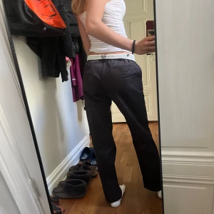 Dickies jeans mörkbruna - Dom här dickies jeansen är helt nya! Alldrig använt. Ja är 175 cm lång för referens. Dm för frågor💕💕
