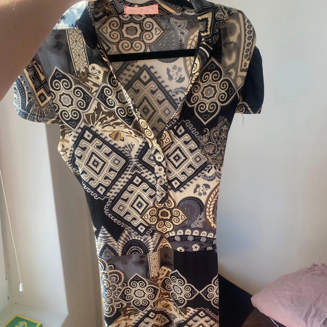 Mönstrad klänning med knytband