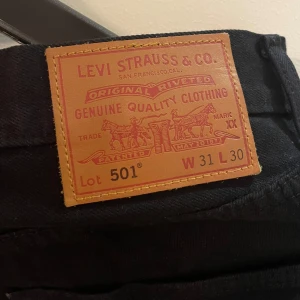 Levis 501 - W31 L30, skick 7/10. Lätt slitet i nedre kan av ena benet.