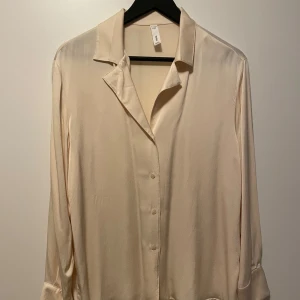 Skjorta i satin material - Använd 3 gånger, i väldigt fint skick