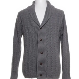 Cardigan These Glory Days - Cardigan/ kofta från these glory days. Perfekt inför hösten. Använt mycket där av priset.. skick (6/10). Hör va er vid frågor å funderingar!