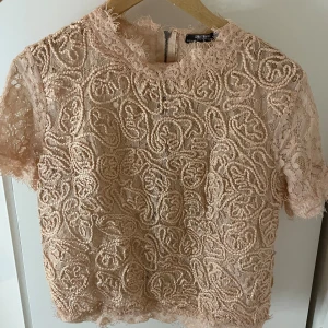 Fest topp - Denna tröja är lite genomskinlig och är super snygg. Tröjan är köpt för länge sedan och inte blivit mycket använd. Dragkedjan på ryggen har inga problem och tröjan sitter lite kort för sin storlek. Då den är L men passar S-L. Skriv för fler bilder💞💞