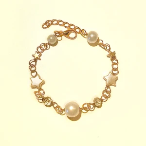 Guldarmband med stjärnor och pärlor - Säljer ett superfint handgjort guldarmband med stjärnor och pärlor. Armbandet har en kedja med små stjärnor och stora vita pärlor. tryck på köp nu om du vill köpa