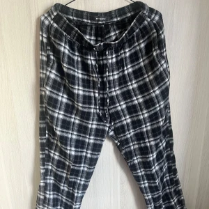 Pyjamas byxor  - Sköna Pyjamas byxor i storlek L/XL säljer då dom blivit för små för mig 