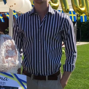 Skjorta John Henric  - Skjorta från John Henric som endast är använd ett fåtal gånger o är i nyskick   Storlek 39  Nypris 500-600kr