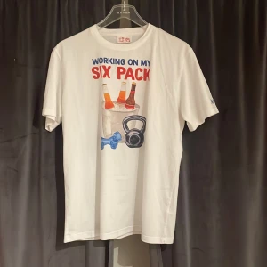 MC2 saint barth t shirt - Säljer denna mc2 saint barth t shirten som jag köpte på flygplatsen! Säljer den då den ej passade mig! Pris kan diskuteras! Hör gärna av dig vid frågor eller så!