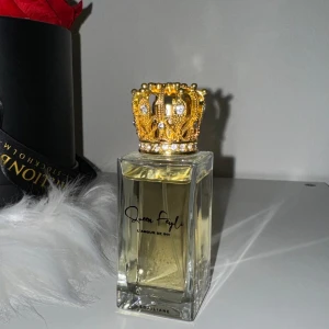 Queen feyli parfym 50ml  - Säljer en superlyxig parfym med en elegant guldfärgad krona som lock. Flaskan är fyrkantig och genomskinlig, vilket gör att den gyllene vätskan inuti syns tydligt. Perfekt för den som vill känna sig som en drottning varje dag! Flaskan är både stilren
