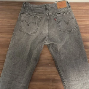 Levis 501 - Två 501 i hyfftas skick. Litet hål vid knät på dem svarta. gråa är bra skick. Köper du nu fraktas dem nu.