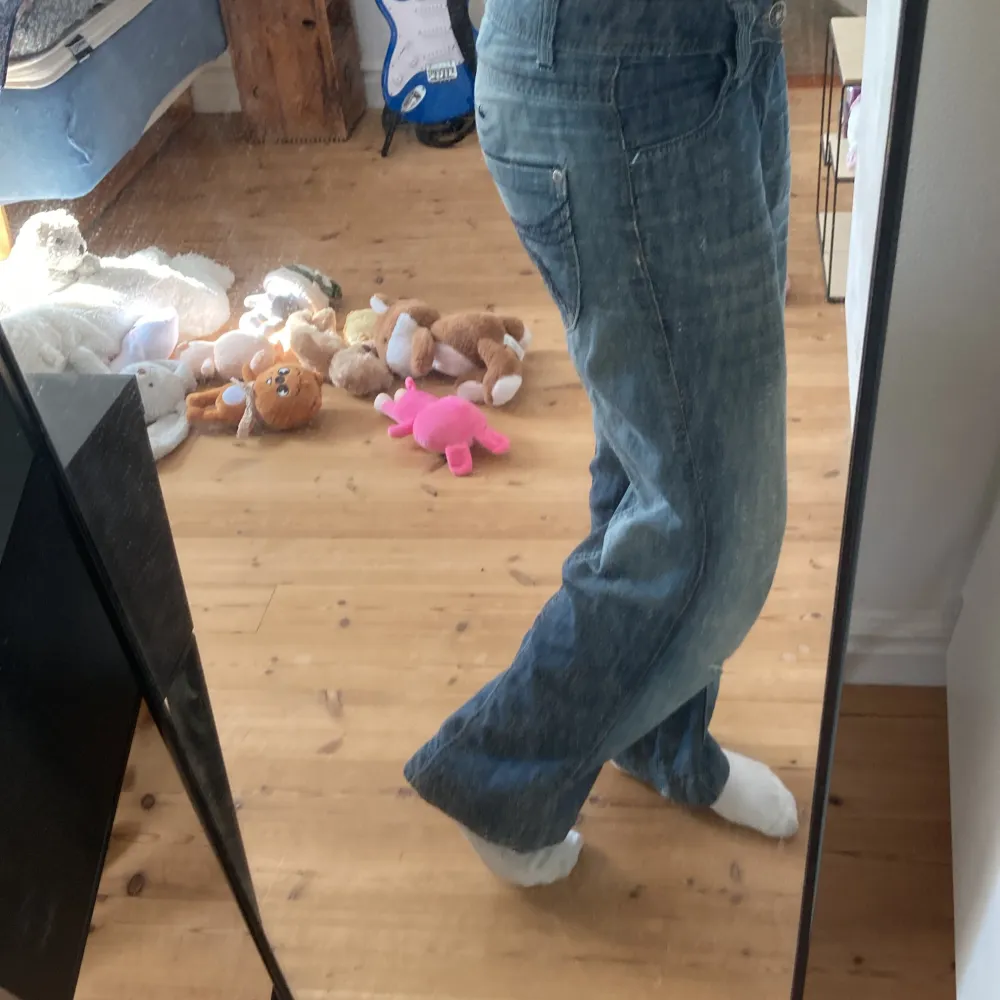 Super fina byxor bra skick som är lågmidjade💗😸. Jeans & Byxor.