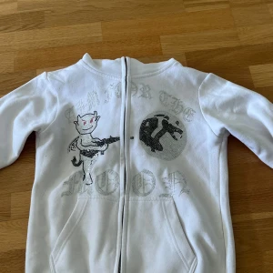 aim for the moon tröja - Säljer denna då jag inte andvänder längre, det är storlek xs. Skick 9/10 andvänd fåtal gånger Hör av dig om frågor!