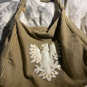 Supercool väska!! - ❣️Pris går att diskutera❣️ Säljer denna väskan med guld detaljer som har använts länge och har därför några defekter som är med på bild! Överlag är det en väldigt fin väska i bra skick. Det är mammas gamla❤️ HAR NÅGRA DEFEKTER SOM INTE FINNS MED PÅ BILD