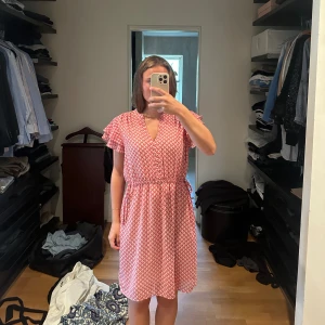 Sommarklänning - Säljer min supersomriga klänning som har en justerbar midja och som kan justeras just för dig.