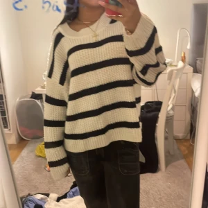 Stickad tröja  - Fint skick, vet ej vart den är ifrån