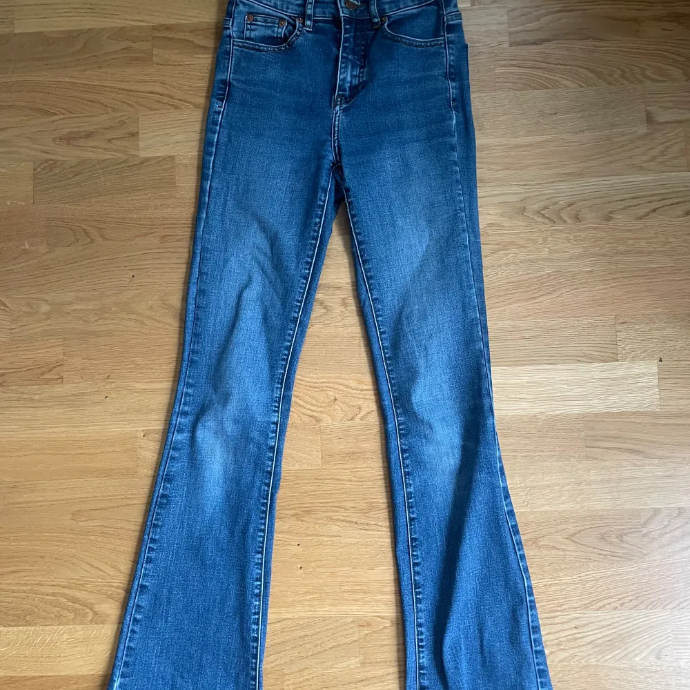 Mörkblå bootcut jeans, använda fåtal gånger, jättefint skick 💗köpta second hand. Jeans & Byxor.