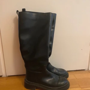 Höga boots - Chunky höga boots från NA-KD. Endast använda en gång! 