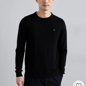J.LINDBERG LYLE TRUE MERINO - STICKAD TRÖJA - BLACK - Säljer min J.LINDBERG tröja i storlek M för att den inte kommer till användning. Använd någon enstaka gång. Nypris: 1145 kr