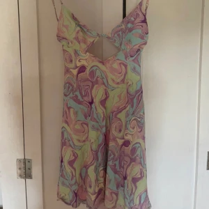 Miniklänning i pastell - Aldrig använd. 