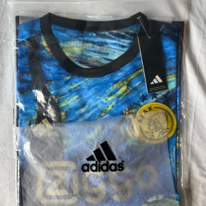 AJAX fotbolls Tröja  - Ajax Vincent van Gogh tröja i ny skick har inte använt den förr säljer pga den är för stor