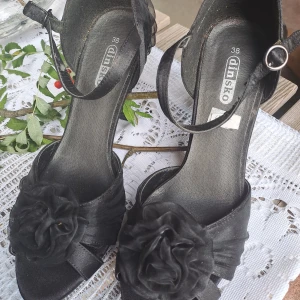 Svarta klackskor stl 38 - Från Din sko, använda få gånger.