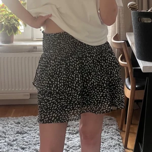 Kjol - Säljer denna volangblus från Chelsea. Super bra skick!! Bara att skriva vid frågor🫶