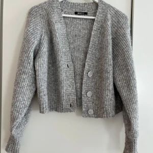 Grå stickad kofta från Gina Tricot - Superskön och varm kofta från Gina i fint skick🤍