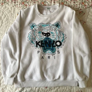 Kenzo tröja - En vit kenzo tröja som är bra skick, det är annars bara lite fläckar här och där som knappt syns, står att det är storlek M när det egentligen e mot XS. Skriv innan ni köper