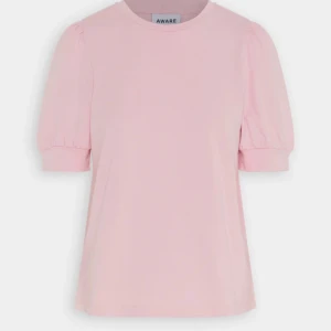 T-shirt - Säljer min rosa t-shirt från Veromoda. Bra skick och inte använd så mycket! 