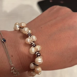 Pärlarmband med silverdetaljer - Säljer ett superfint armband med vita Sötvattenpärlor  och silverdetaljer. Perfekt för både vardag och fest! ✨