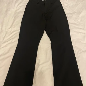 Svarta byxor från Bik Bok - Säljer ett par kostymbyxor från Bik Bok i storlek 36 men är små i storleken❣️