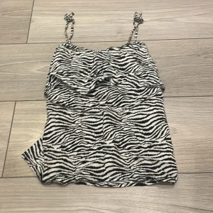 Söt topp - Sparsamt använd. Nyskick. Finns i Stockholm 🌸