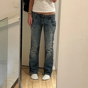 Jeans - Vida jeans från wrangler med detaljer!! Innerbenslängd: ca 83cm Midjemått: ca 39cm Grenmått: ca 20cm