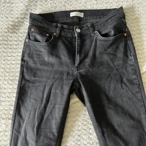 Jeans  - Säljer dessa jeans från Gina som inte används. Jag är 180 och de är lite korta i benen. Nypris 500