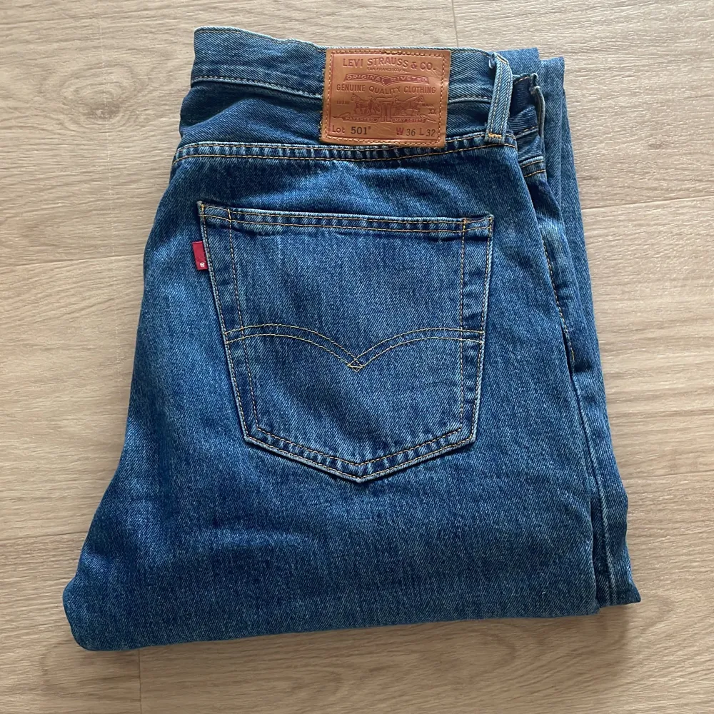 Säljer ett par klassiska Levi's 501 jeans i blå denim. De har en rak passform och är tillverkade i slitstarkt jeansmaterial. Perfekta för en avslappnad och tidlös stil. Storlek W36 L32.. Jeans & Byxor.