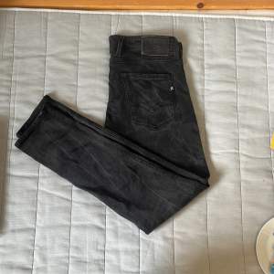 Riktig snygga och sällsynta replay jeans i bra skick som är stentvättade i ett unikt och mycket coolt mönster. Slim fit. Pris går att diskutera vid snabb affär. Tveka inte på att höra av dig vid eventuella frågor.