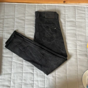Replay jeans - Riktig snygga och sällsynta replay jeans i bra skick som är stentvättade i ett unikt och mycket coolt mönster. Slim fit. Pris går att diskutera vid snabb affär. Tveka inte på att höra av dig vid eventuella frågor.