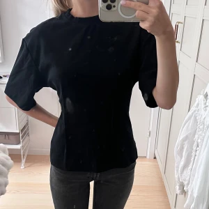 Figursydd T-shirt  - Supersnygg figursydd t-shorts från HM. Aldrig använd! 