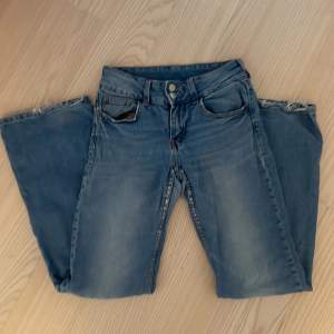 Ett par lowrise bootcut jeans köpta på hm. Lite slitna på innersidan av benen💕 