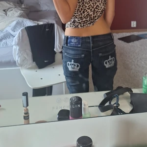 Victoria Beckham jeans  - Bra skick, mörkblå vintage  Midjemått rakt över: 35 cm  Kontakta för mer mått om det behövs💓