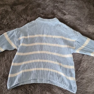 Stickad Tröja - Jätte fin blå stickad tröja anväd max 1/2 gånger. Stl XS men kan användas av M också.