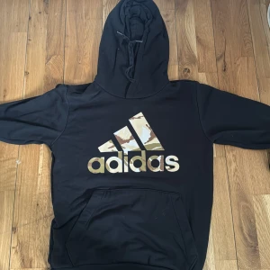 Hoodie  - Hoodie från adidas , knappast använd , inga fläckar frakt är typ 40-50 kr 