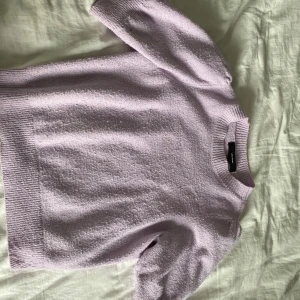 Stickad t-shirt  - Säljer nu en superfin tröja från vero Moda då den inte används särskilt ofta🩷den har ett litet hål (se bild) och är lite nopprig, därav priset