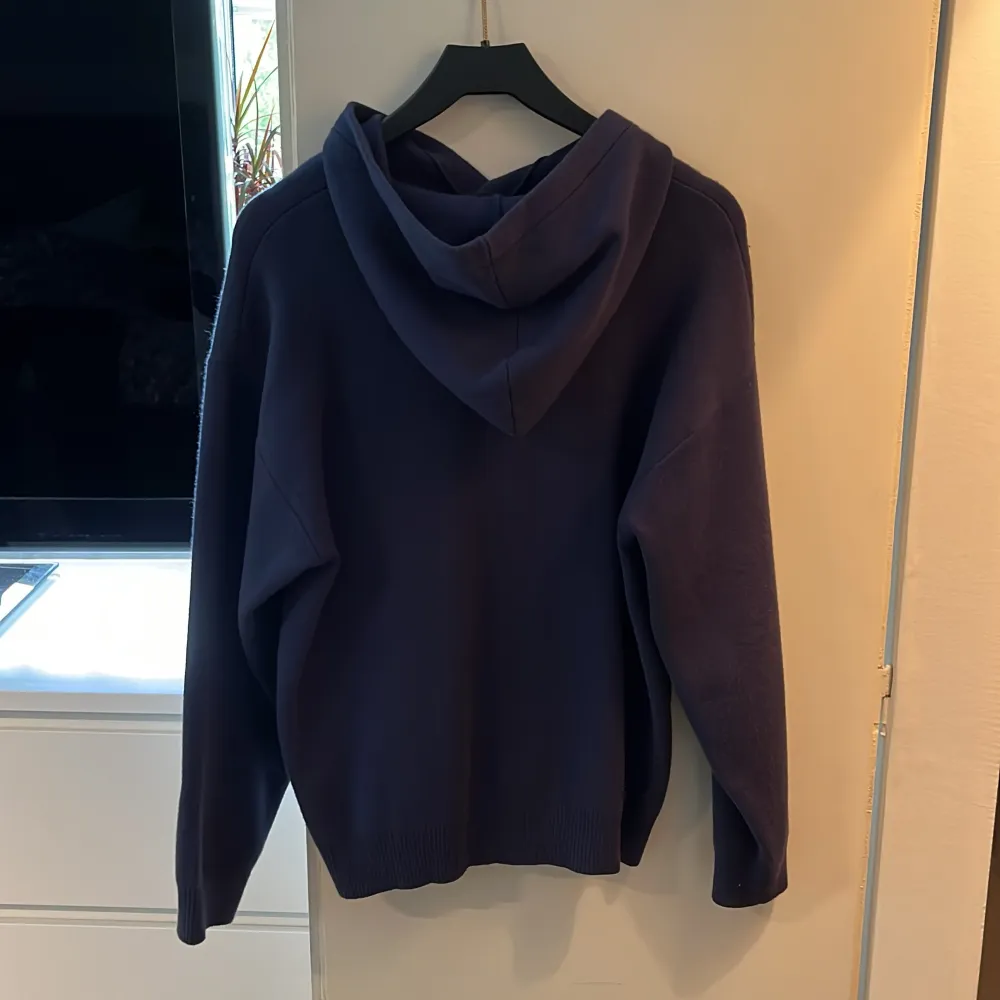 En stickad hoodie från zara, väldigt fint skick aldrig använd. Storlek 152 men sitter som XS. Hupparit & Collegepaidat.