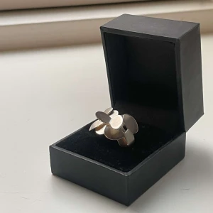Handgjord ringblomma (silver) - Unik och mycket fin ring handgjord av en nordisk smyckesdesigner. Ringen ska inte direkt imitera en blomma, men har en stark likhet. 😅  Ringen är helt oanvänd, gjord av 925 silver. Storleken är 16/17mm. Köpte den ny för 2150kr,-