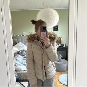 Jacka - Only  - Dun/vinterjacka från Only  Storlek M , men mer som en S  Den är i använt skick, men hel och fin! Behöver en tvätt 