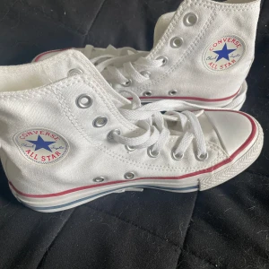 Vita converse - Säljer dessa vita Converse i storlek 35, använda en gång men inga tydliga tecken på användning. Köpta för 800kr och säljer för 680kr🤍