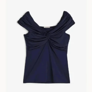 Off shoulder topp H&M - REDAN SÄNKT PRISET SÅ MINST 229kr!💋 Säljer oanvänd off shoulder topp från H&m. Bild 2 och 3 är lånade❤️ Strl M, prislappen är borta men aldrig använd då den ej passade mig❤️ Slutsåld och stor  efterfrågan, därav priset❤️ Kan evt byta mot en strl S/36😚