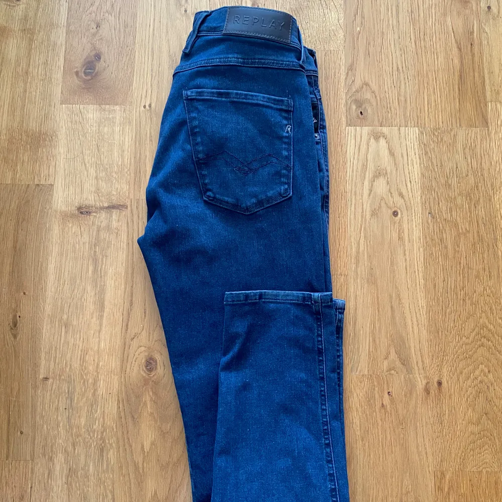 Säljer nu mina replay jeans anbass i storlek 30/32 eftersom att de ej kommit till användning och endast legat garderoben. Skick 9/10 knappast använd. Nypris 1795kr! Säljes för 950! Pris ej hugget i sten, men kom gärna med bud!😊. Jeans & Byxor.