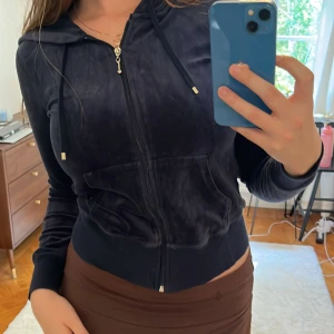 Marinblå Hoodie  - Marinblå hoodie med dragkedja från Cubus i storlek S💙🦋