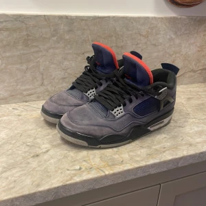 Jordan 4 "Winterized Loyal Blue" - Mycket fina skor i fint skick. Har personligen växt ut dem därför väljer jag att sälja dem. Pris och mötesplats går att diskutera. 